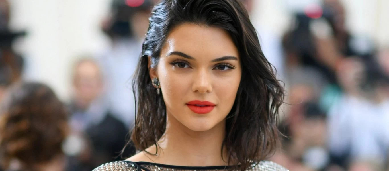 Όταν η Kendall Jenner «ξεχνάει» να βάλει... εσώρουχα και «ανεβάζει» επικίνδυνα τη θερμοκρασία (φώτο)